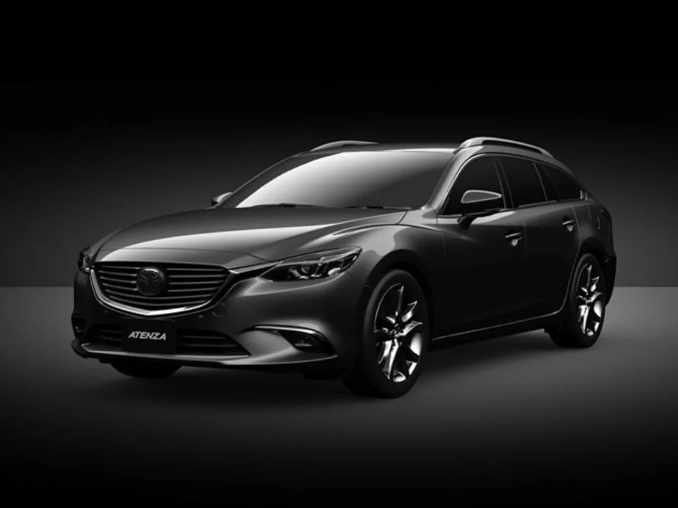 Mazda Atenza третьего поколения после обновления, тёмный универсал, студийный кадр спереди-сбоку слева, табличка ATENZA на номерном месте