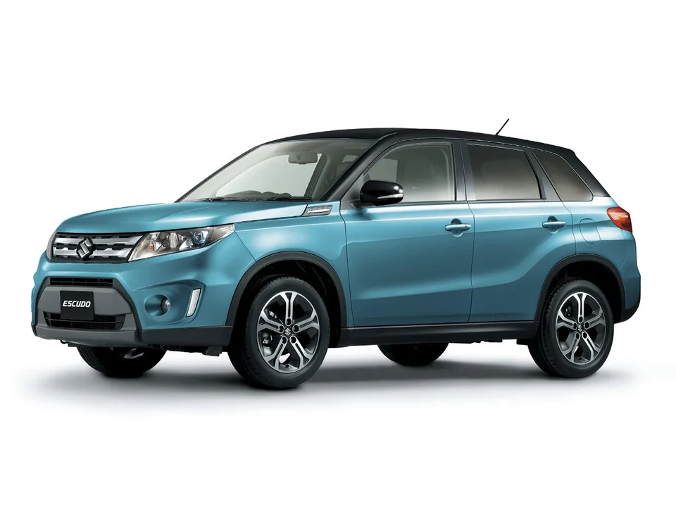 Suzuki Escudo четвёртого поколения, бирюзовый пятидверный кроссовер с чёрной крышей, вид спереди-сбоку слева, белый фон