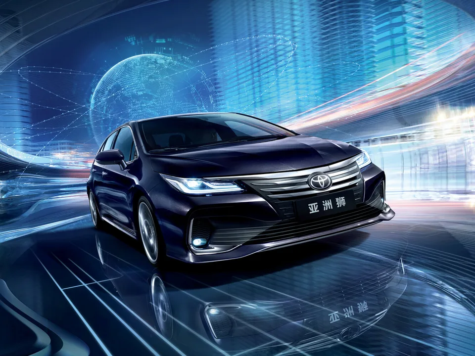 Седан Toyota Allion китайского рынка, тёмно-синий кузов, вид спереди-сбоку слева, на номерном месте — название модели китайскими иероглифами, фон — ночной город