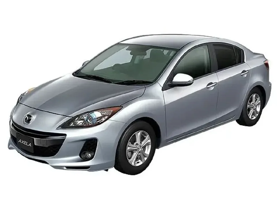 Mazda Axela второго поколения BL после обновления, серебристый седан, вид спереди-сбоку слева, светлый студийный фон