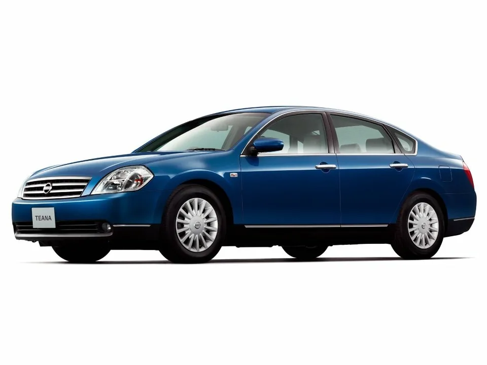Nissan Teana первого поколения, синий седан, студийный кадр спереди-сбоку слева, на номерном месте табличка TEANA