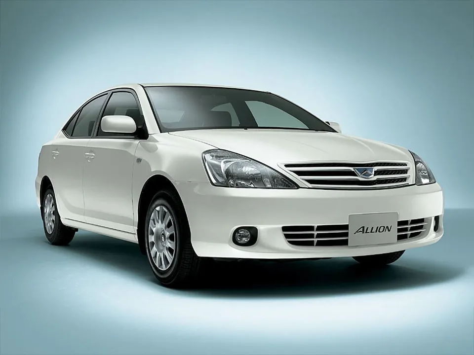 Toyota Allion первого поколения T240, белый седан, вид спереди-сбоку справа, студийный кадр на светло-голубом фоне, стальные диски с колпаками