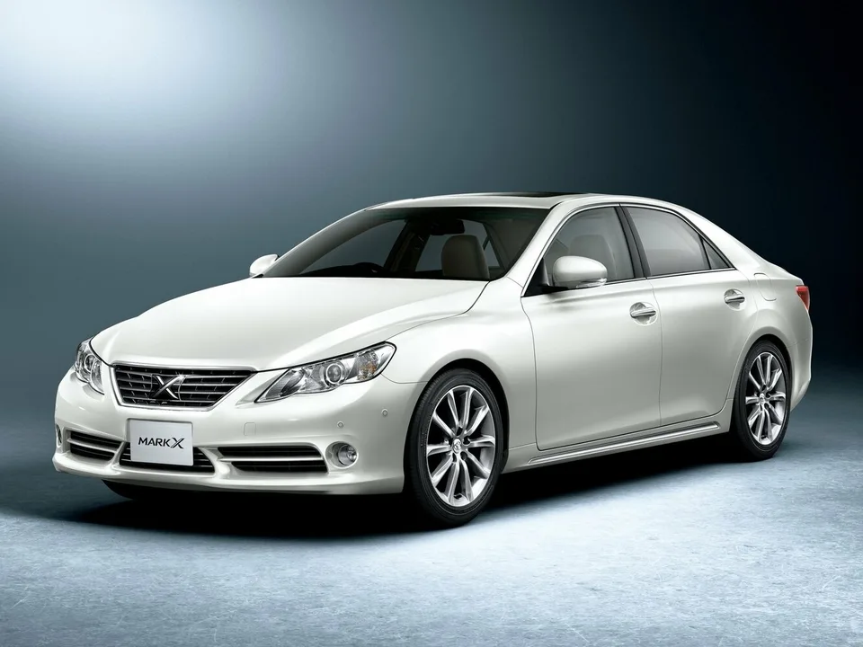 Toyota Mark X второго поколения, серебристый седан, вид спереди-сбоку, японский номерной знак, облик до обновления 2012 года