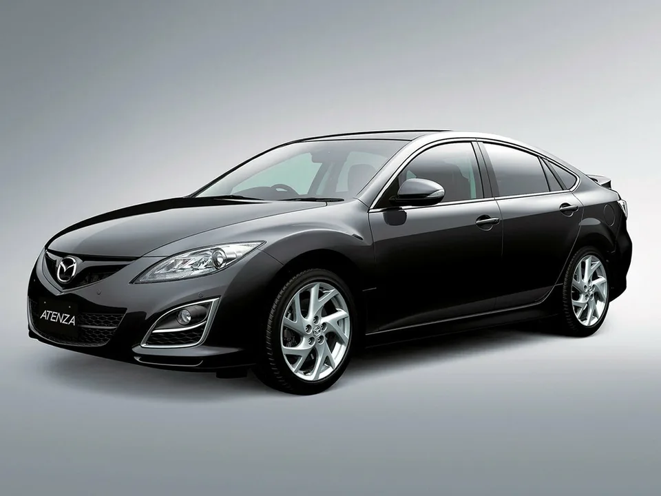 Mazda Atenza второго поколения, чёрный пятидверный Sport со скошенной кормой и спойлером, студийный кадр, на номерном месте табличка ATENZA