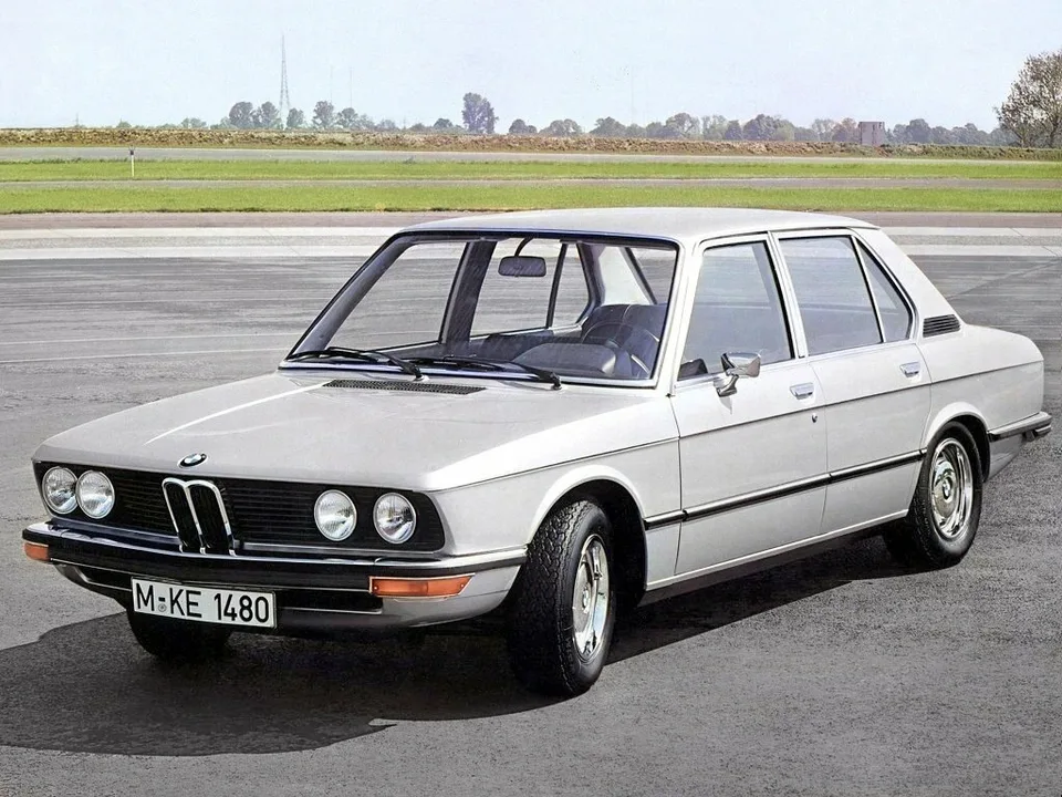 BMW 5 серии, I (E12), Седан