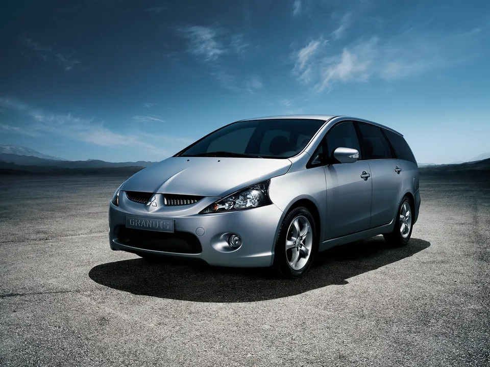 Mitsubishi Grandis, Generation 1, Minivan