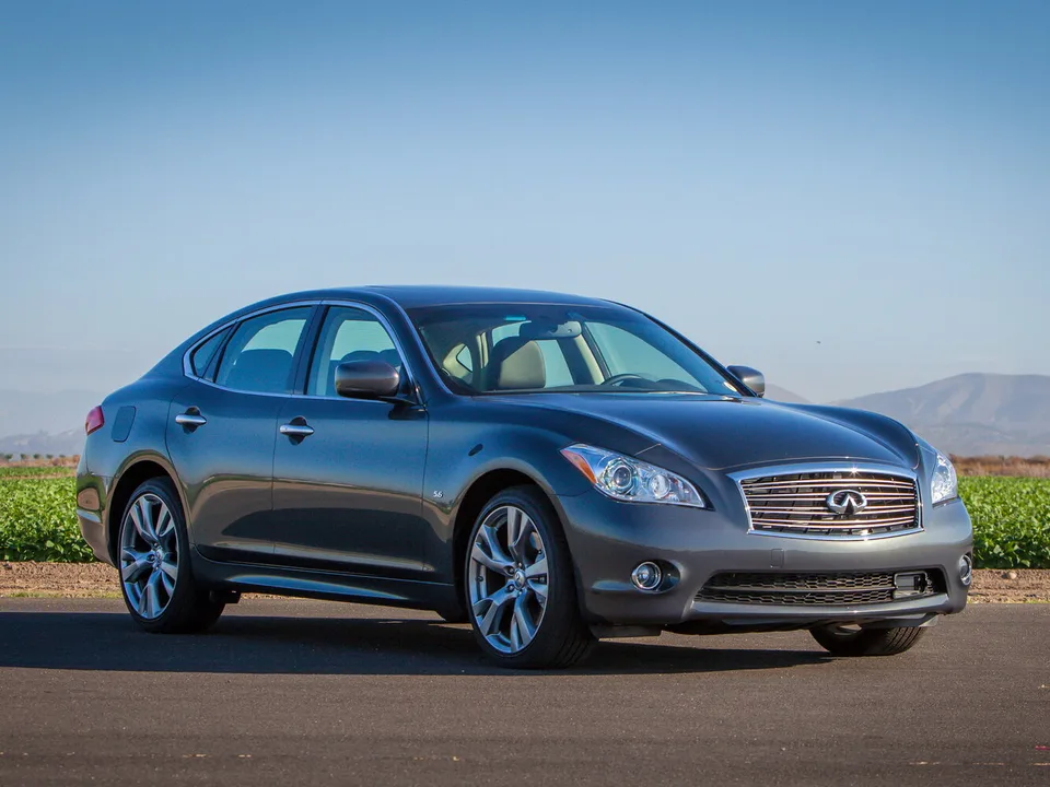 Infiniti Q70, Generation 1, Sedan