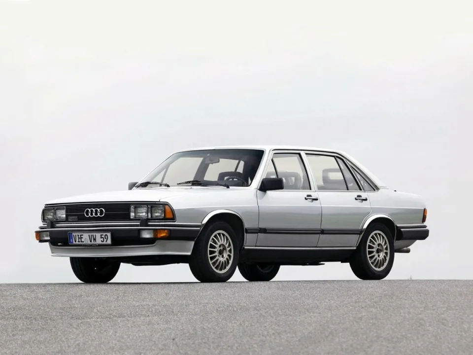 Audi 200, I (C2), Седан