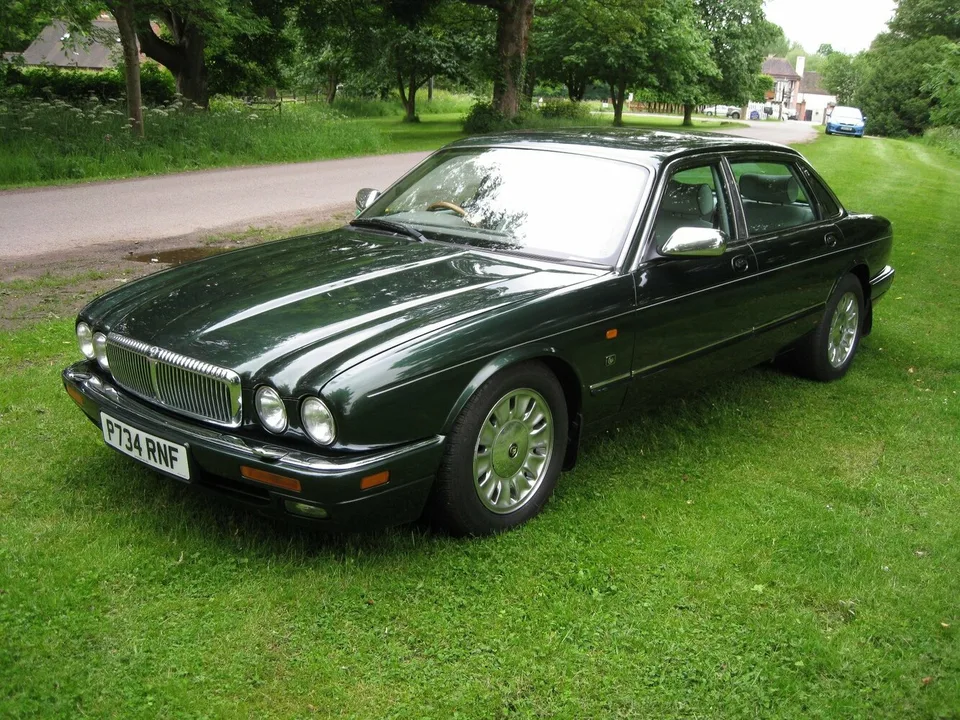 Daimler X300, , Седан