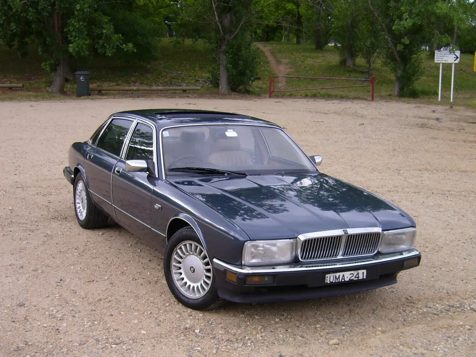 Daimler XJ40, , Седан