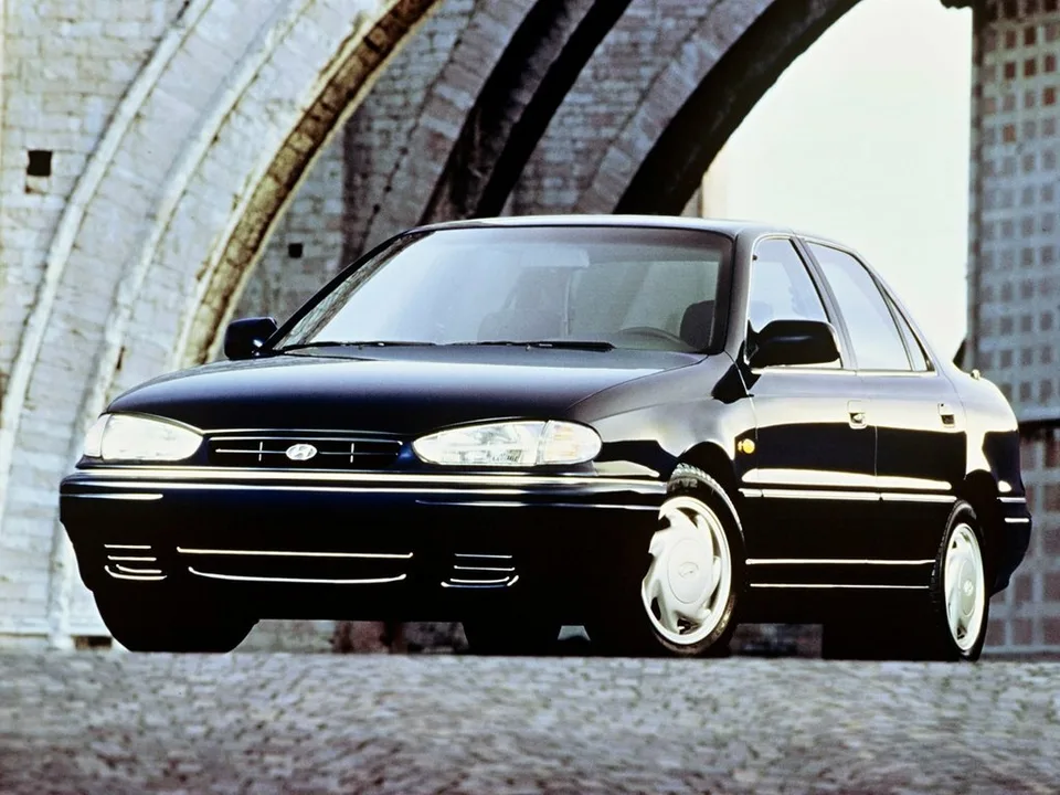 Hyundai Elantra, Generation 1, J1, Sedan
