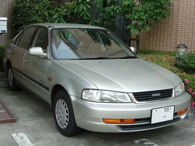Isuzu Gemini, Generation 5, Sedan