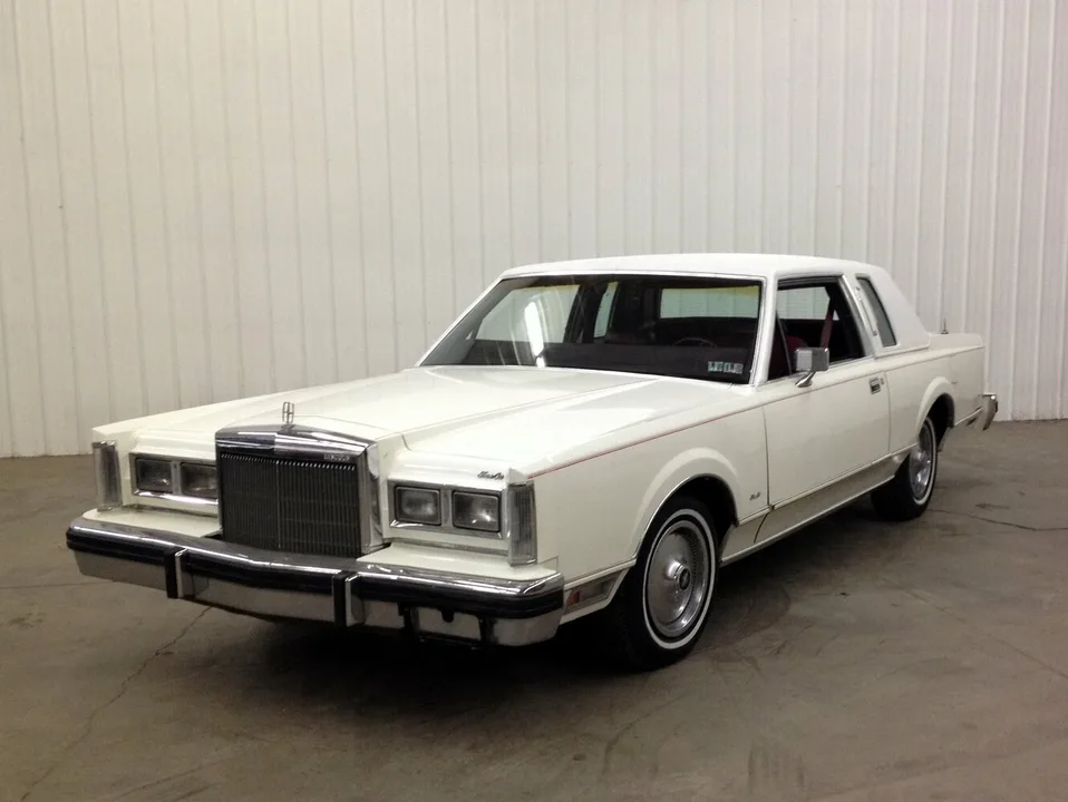 Lincoln Town Car, Generation 1, 66D, Coupe
