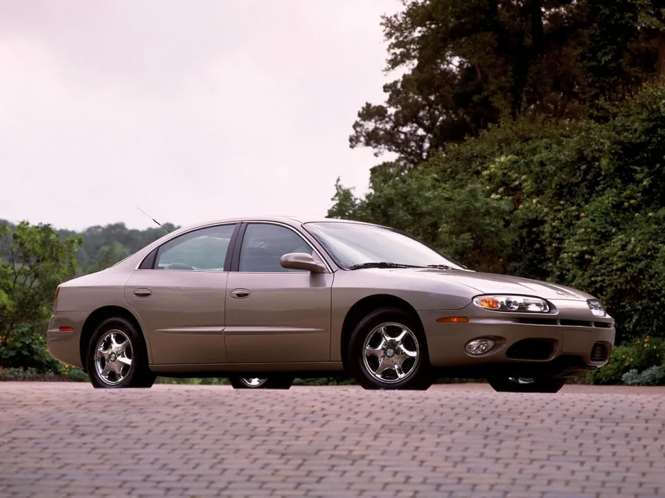 Oldsmobile Aurora, Generation 2, Sedan