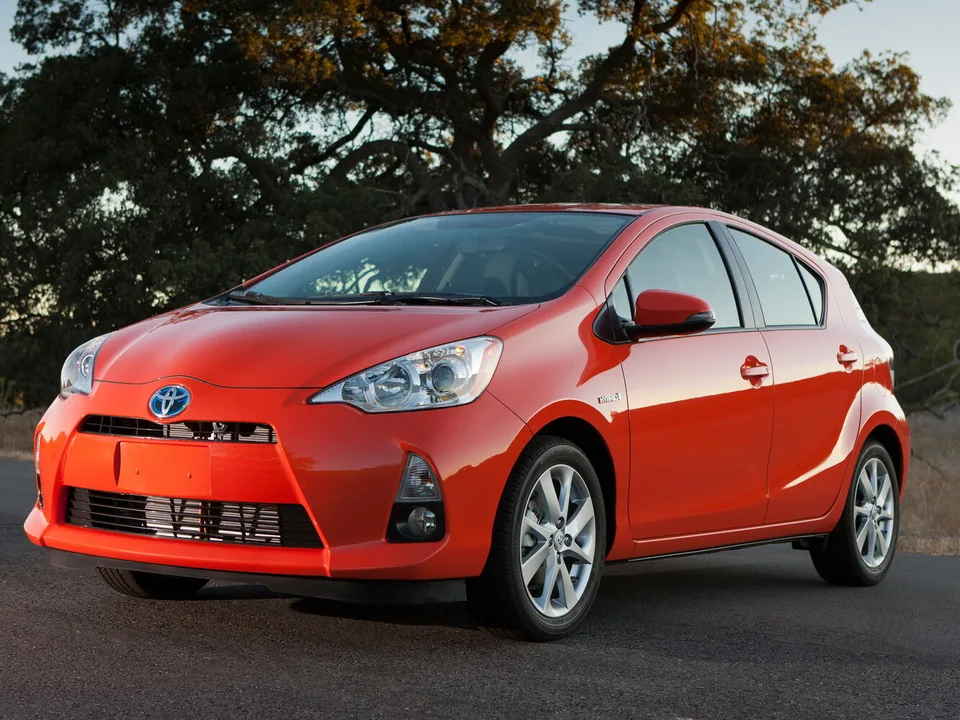 Toyota Prius c, 1 поколение, NHP10, Хэтчбек, 5 дверей