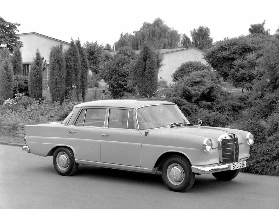 Mercedes-Benz W110, First Series, Седан