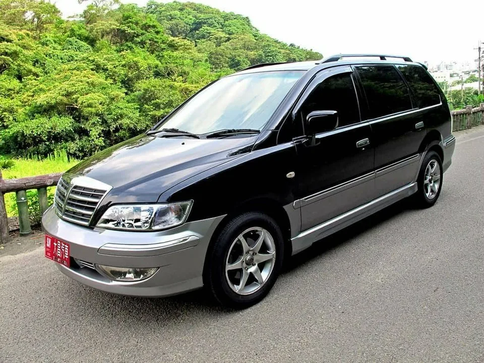 Mitsubishi Savrin, Generation 1, Minivan