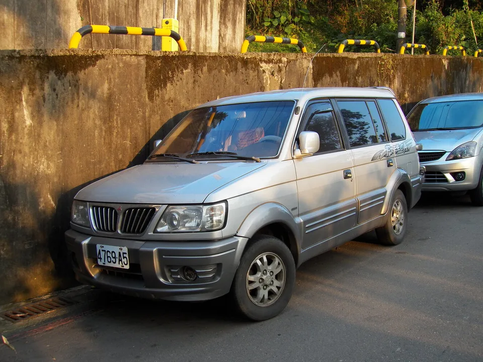 Mitsubishi Freeca, Generation 1, Minivan