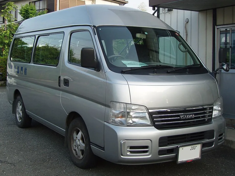 Isuzu Fargo, E25, Minivan