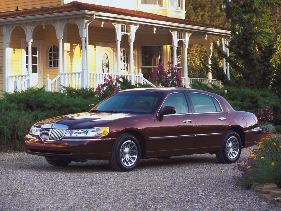 Lincoln Town Car, Generation 3, FN145, Sedan