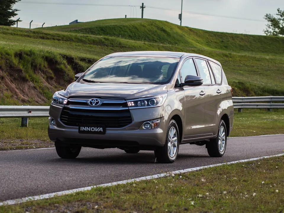 Toyota Innova, II, Компактвэн