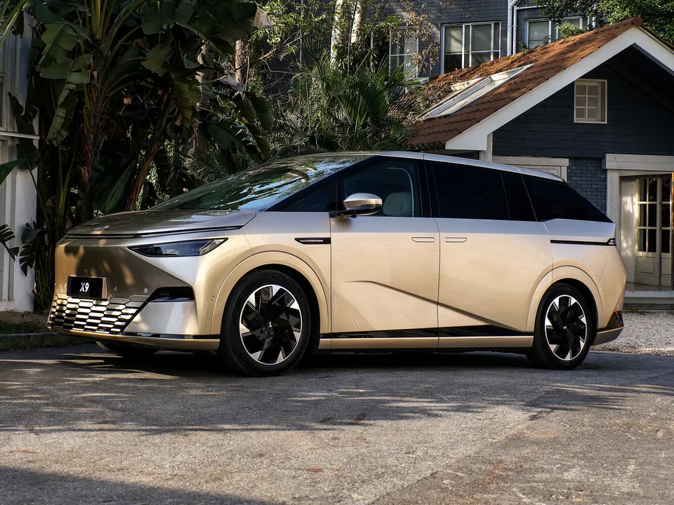 Xpeng X9, Generation 1, Minivan