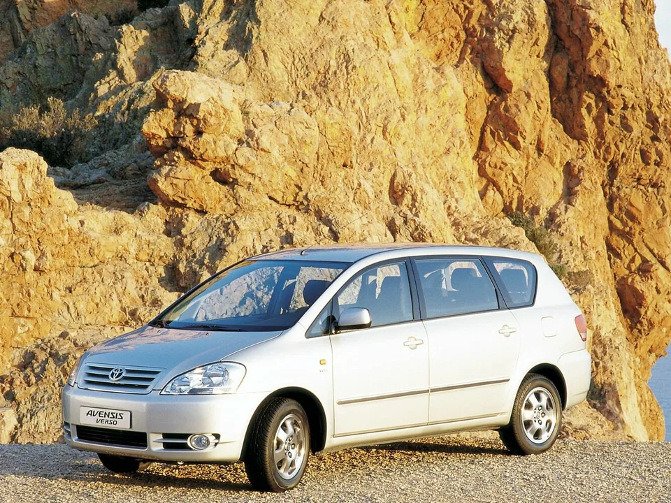 Toyota Avensis verso, I, Компактвэн