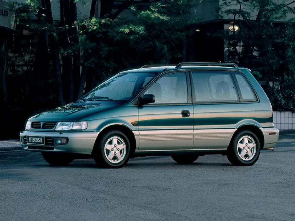 Mitsubishi Space Runner, I, Compact MPV
