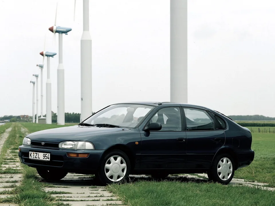 Toyota Corolla, VII (E100), Лифтбек