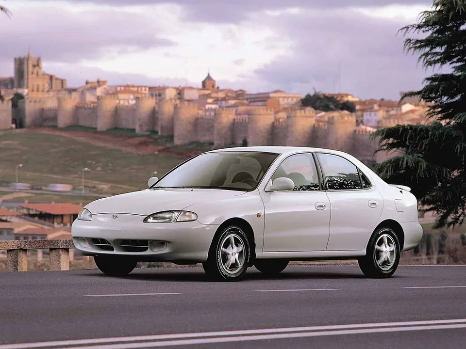 Hyundai Elantra, Generation 2, J2, Sedan