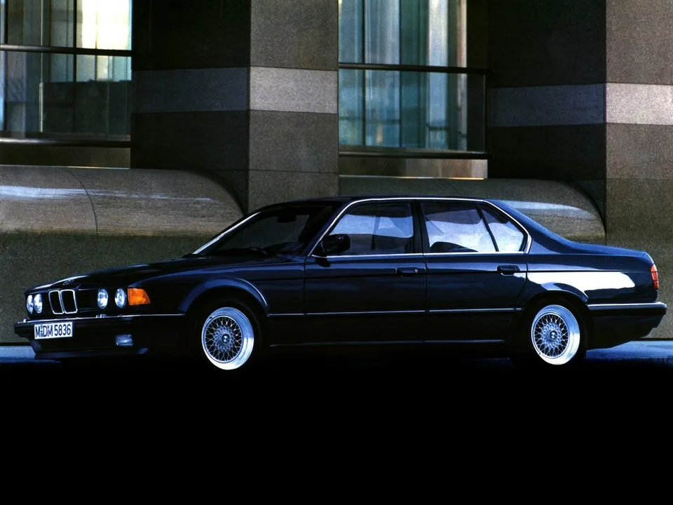 BMW 7 серии, II (E32), Седан