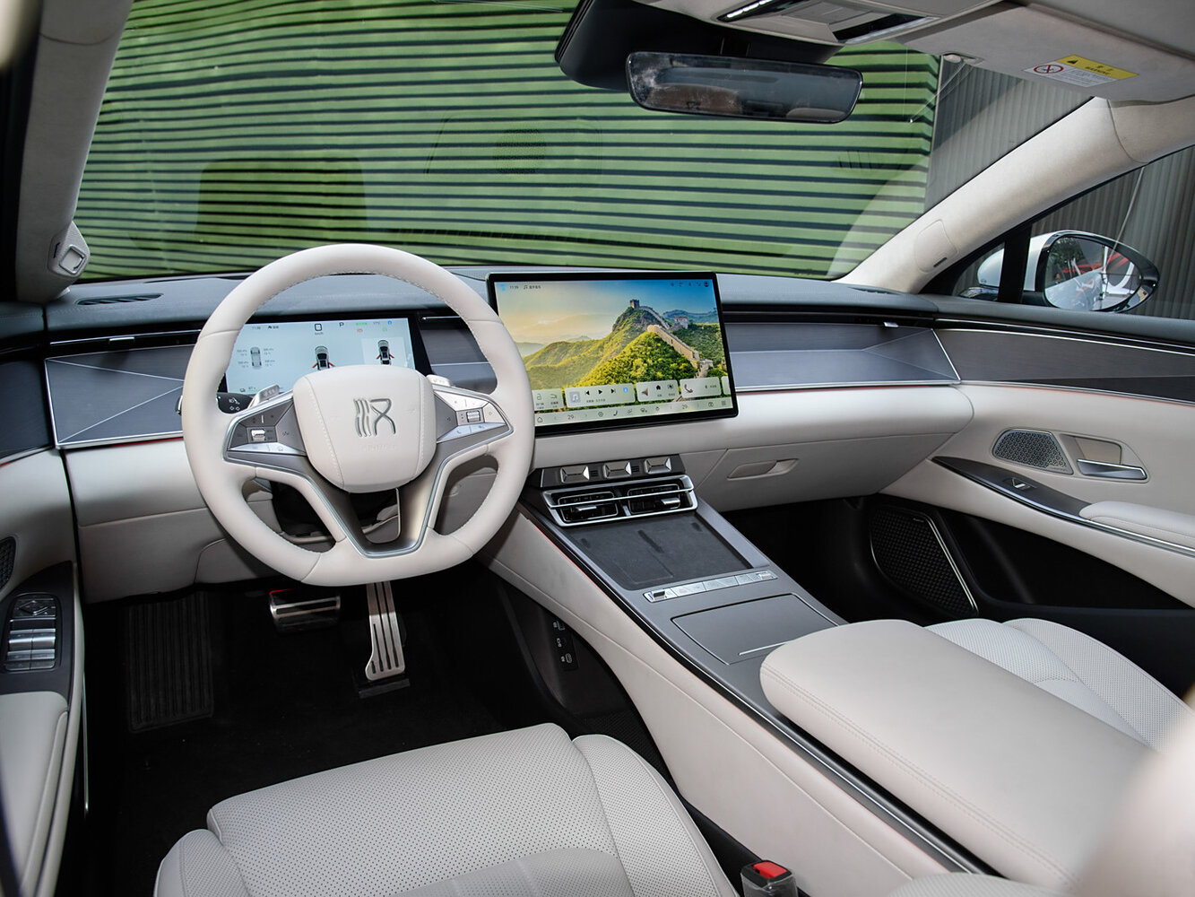 BYD Han L, , 2025–2026, Седан: Передняя часть салона