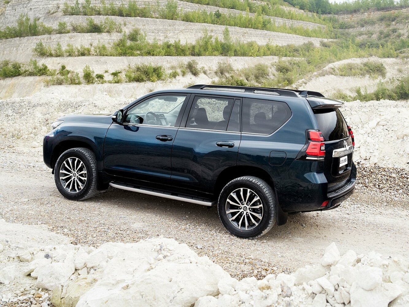 Toyota Land Cruiser Prado, 150 Series facelift 2, 2017–2020, SUV 5 door: Rear three-quarter view