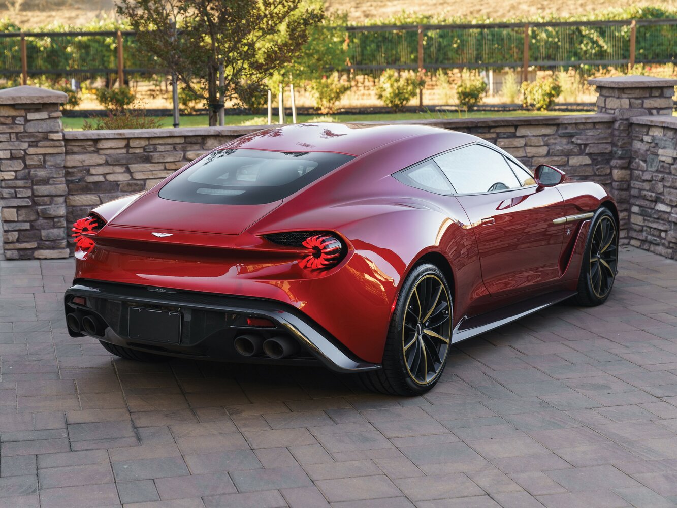 Aston Martin Vanquish Zagato, II, 2016–2018, Купе: Вид сзади в три четверти
