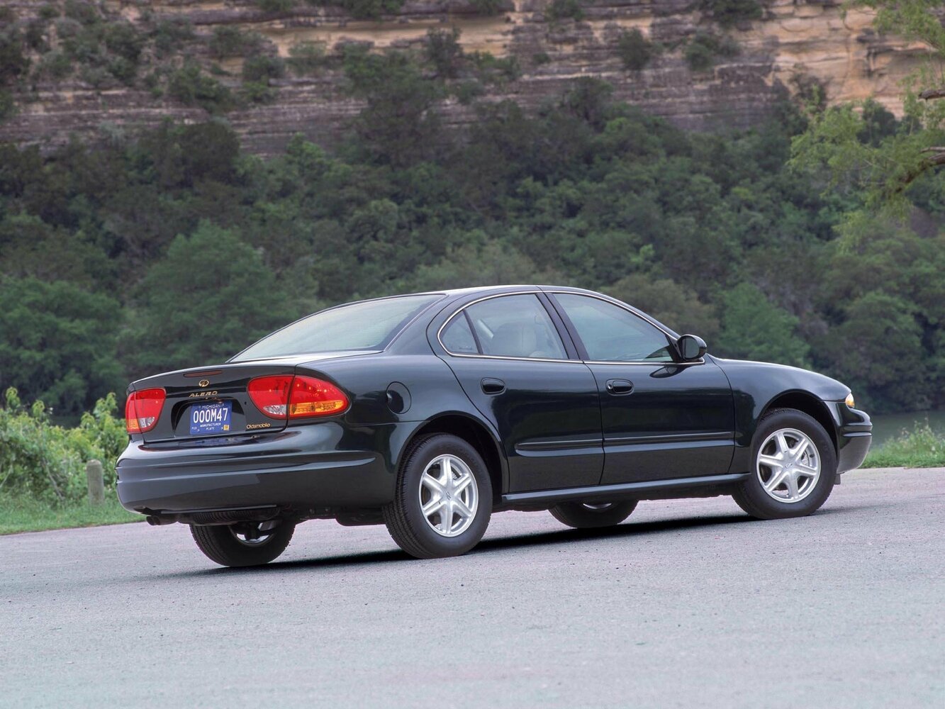 Oldsmobile Alero, , 1999–2004, Sedan: Rear three-quarter view