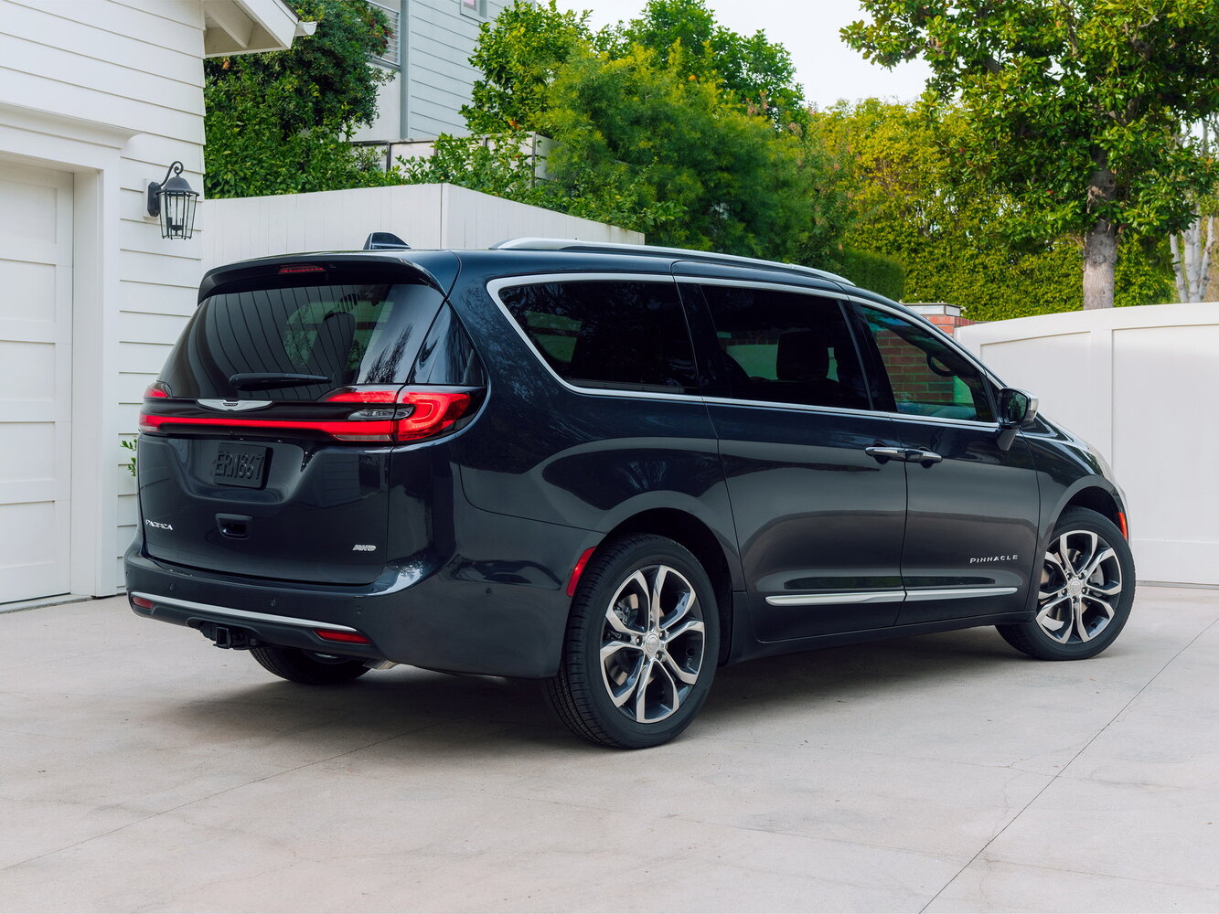Chrysler Pacifica, RU Рестайлинг, 2020–2026, Минивэн: Вид сзади в три четверти