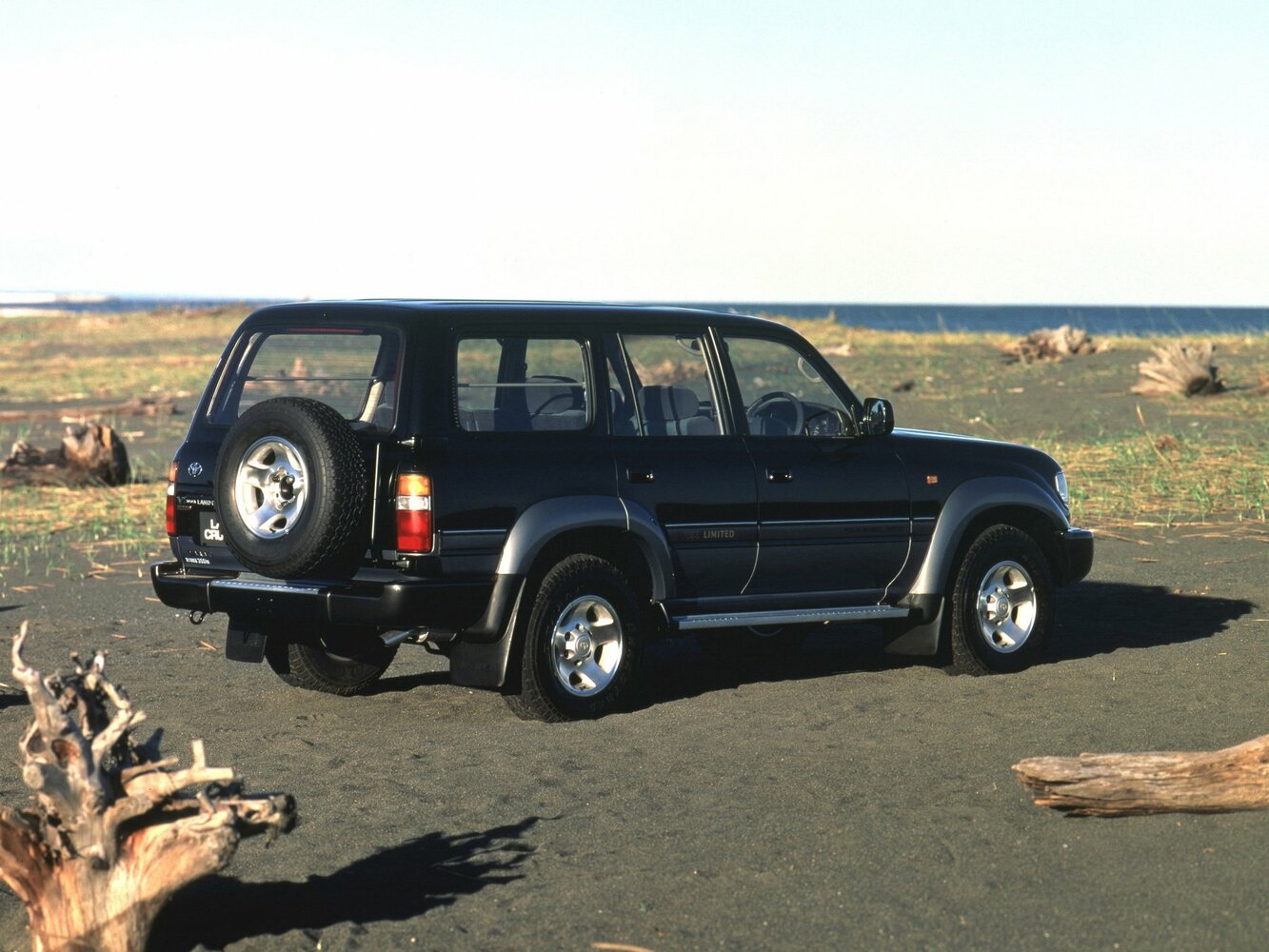Toyota Land Cruiser, 80 Series facelift, 1995–1997, SUV 5 door: Rear three-quarter view