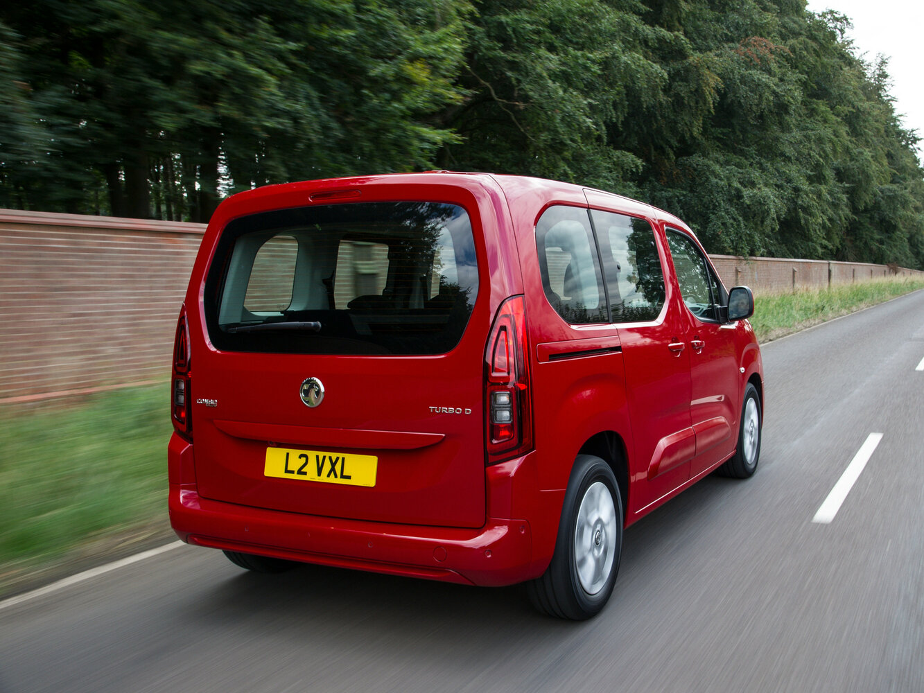 Vauxhall Combo, E, 2018–2024, Компактвэн: Вид сзади в три четверти