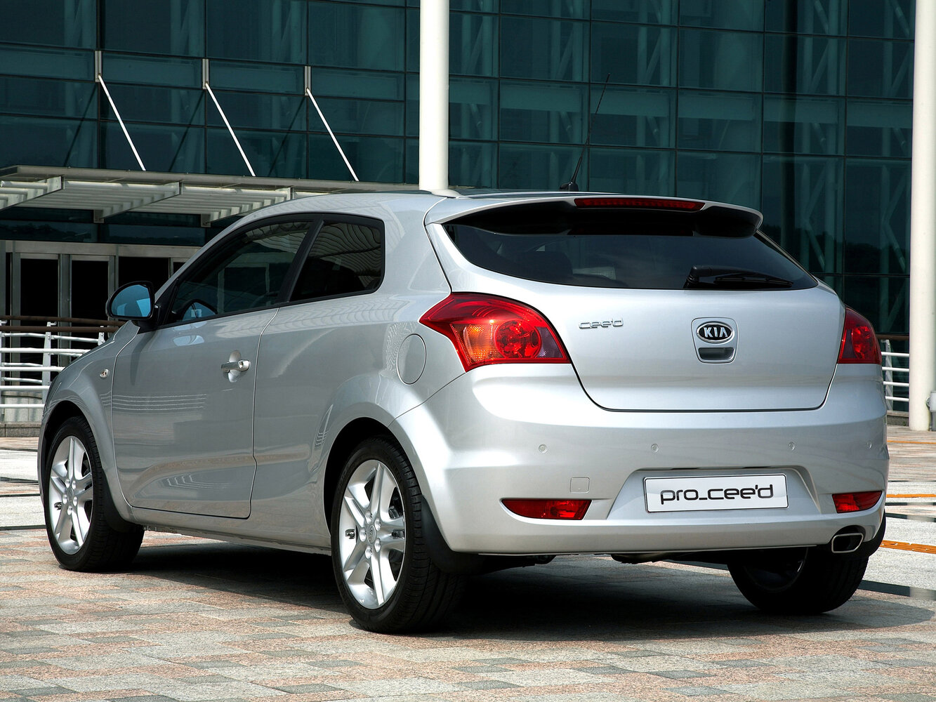 Kia Ceed, I, 2006–2010, Хэтчбек 3 дв.: Вид сзади в три четверти