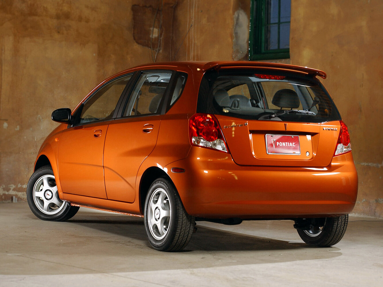 Pontiac Wave, T200, 2004–2006, Хэтчбек 5 дв.: Вид сзади в три четверти