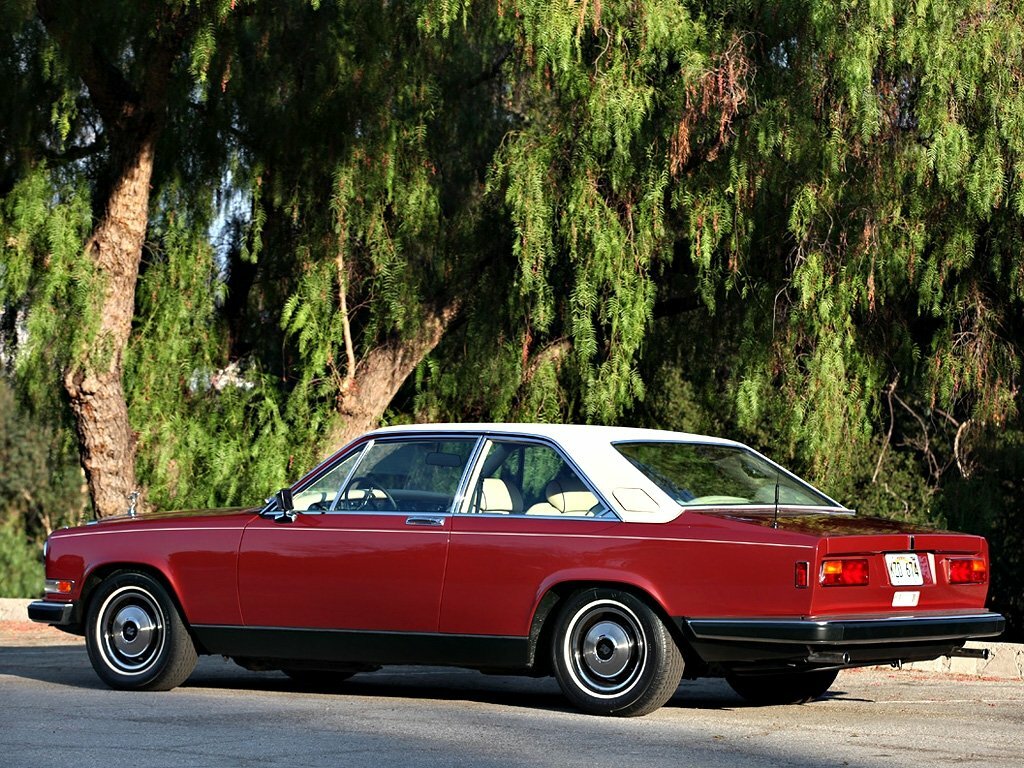 Rolls-Royce Camargue, , 1975–1986, Седан 2 дв.: Вид сзади в три четверти