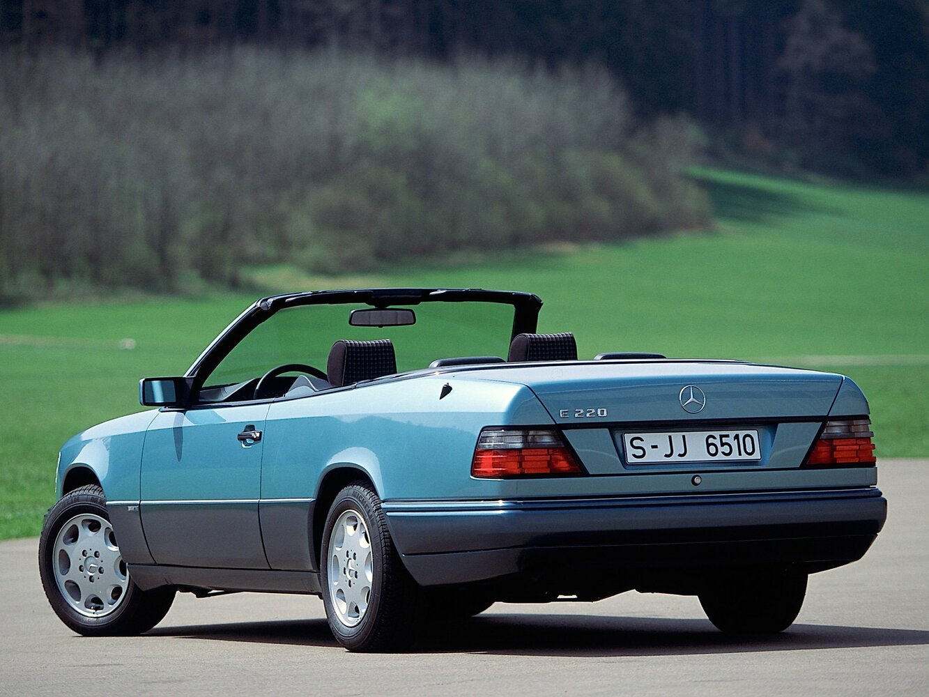 Mercedes-Benz E-Класс, I (W124), 1992–1997, Кабриолет: Вид сзади в три четверти