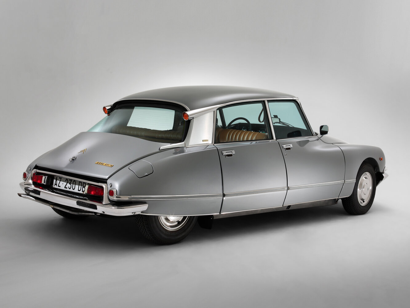 Citroen DS, I facelift 2, 1967–1976, Sedan: Rear three-quarter view