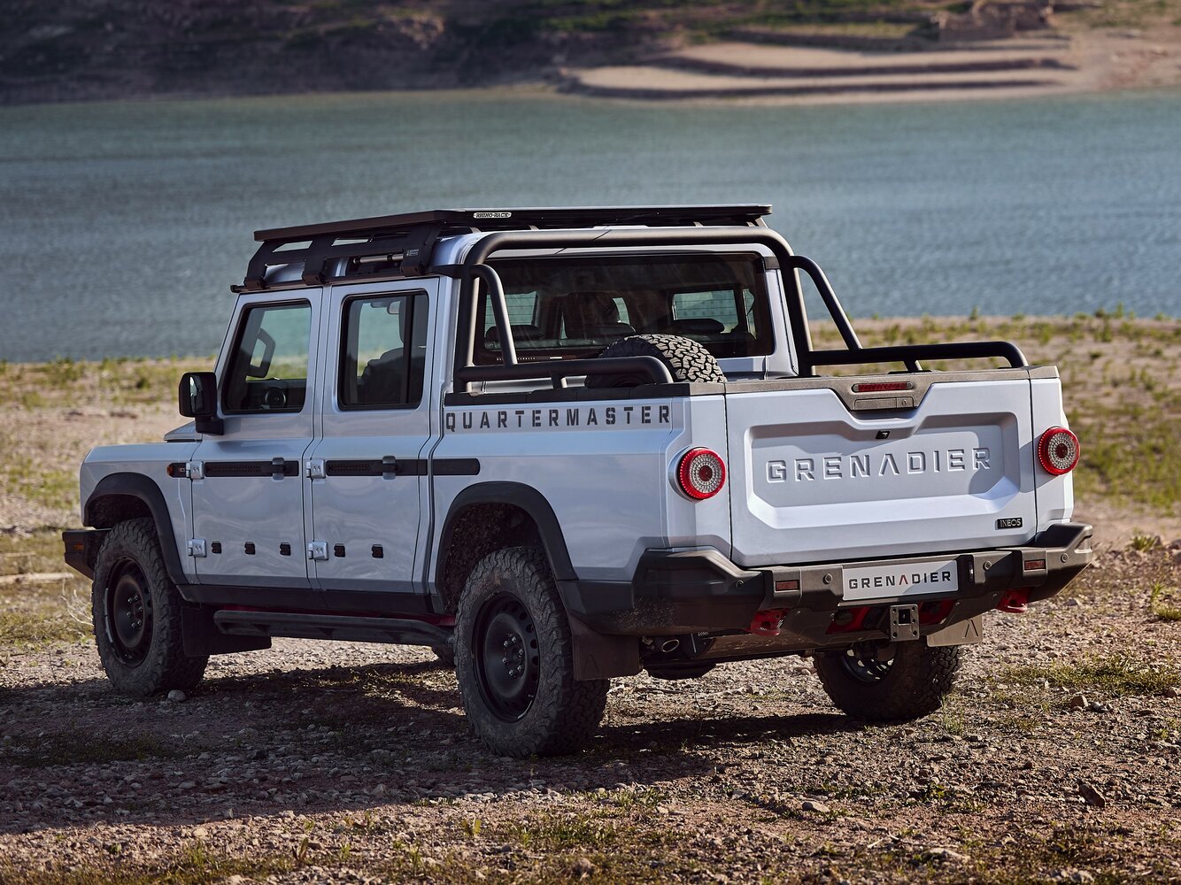 Ineos Grenadier, , 2022–2026, Pickup Двойная кабина Quartermaster: Rear three-quarter view