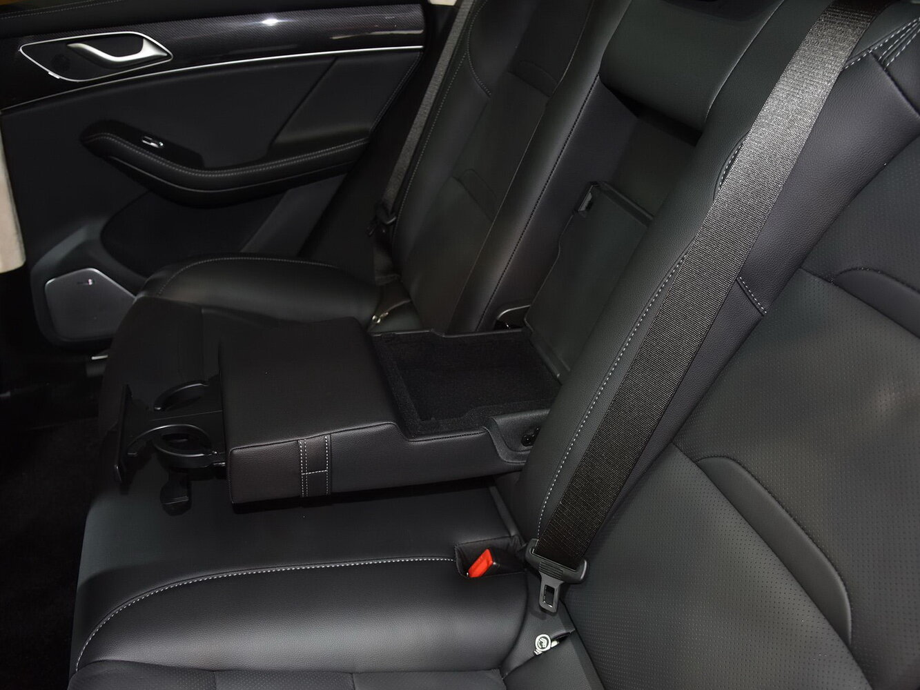 Seres SF5, , 2019–2022, SUV 5 door EV: Rear cabin