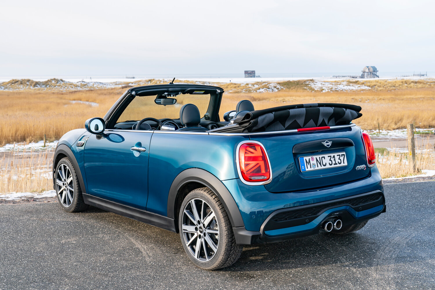 MINI Cabrio, III Рестайлинг 2, 2021–2024, Кабриолет: Вид сзади в три четверти