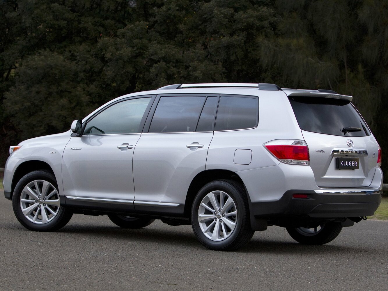 Toyota Kluger, II (XU40) facelift, 2010–2013, SUV 5 door: Rear three-quarter view