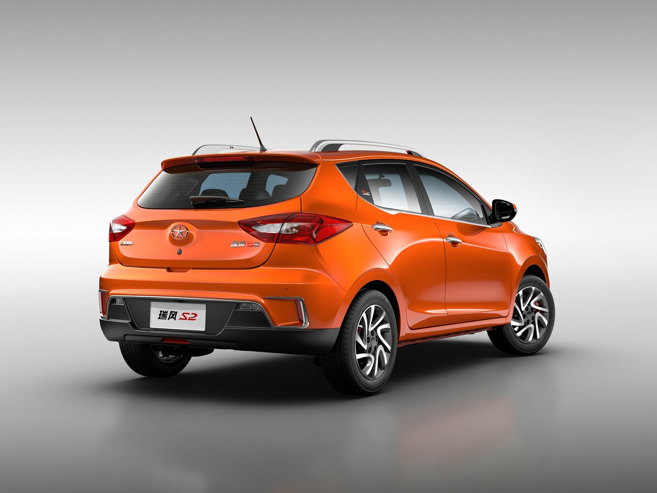 JAC S2, , 2015–2019, Внедорожник 5 дв.: Вид сзади в три четверти