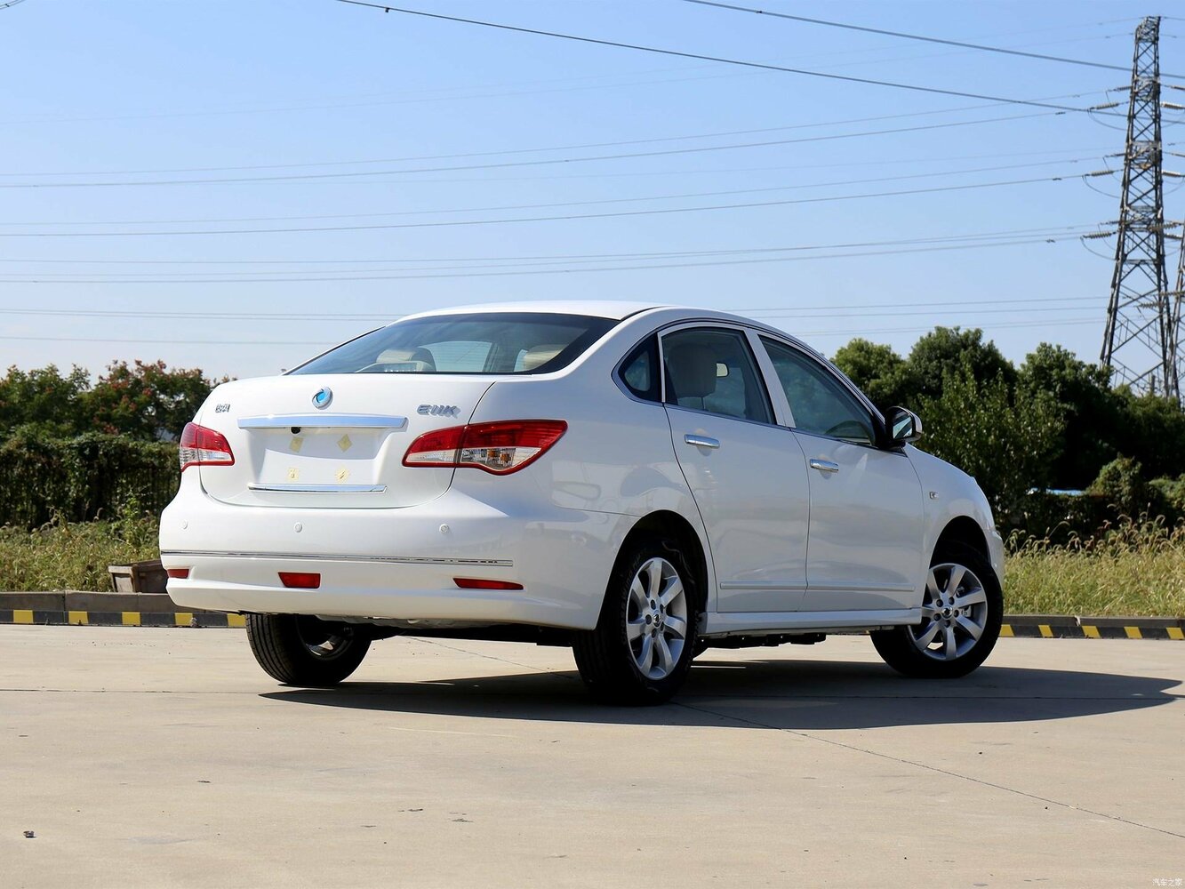 Dongfeng E11K, , 2018–2021, Седан: Вид сзади в три четверти