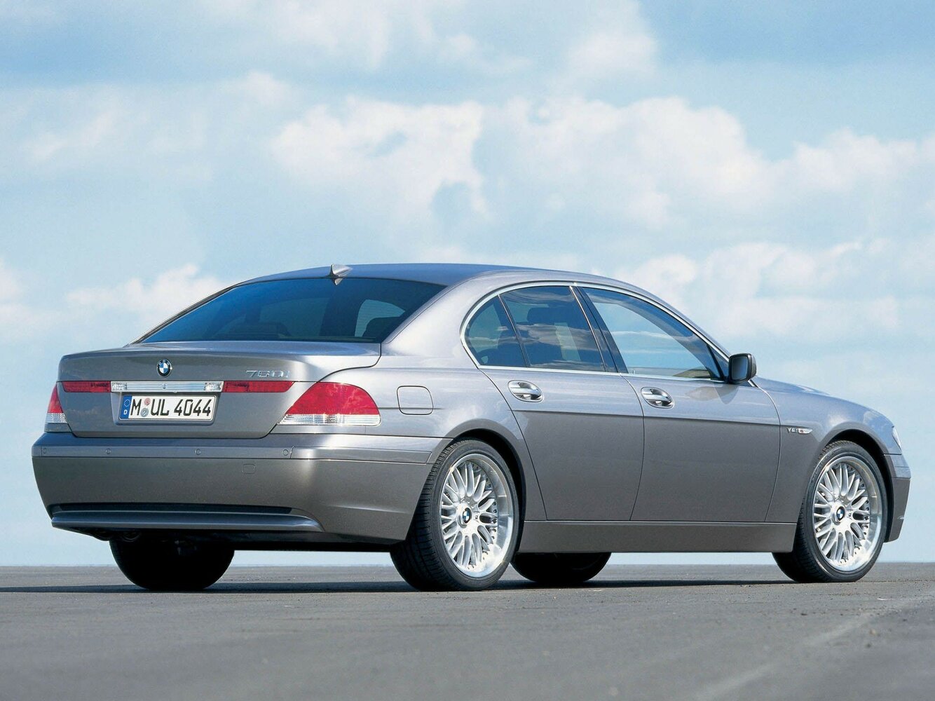 BMW 7 серии, IV (E65/E66), 2001–2005, Седан: Вид сзади в три четверти